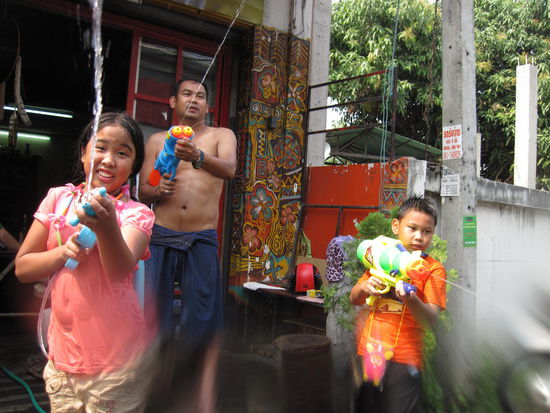 ...was dann auch der Fehler eines leicht naiven Touristen war, der blöderweise ein Tuk-tuk (eine Art Motorrad-Rikscha) statt ein gescheites Taxi genommen hatte...