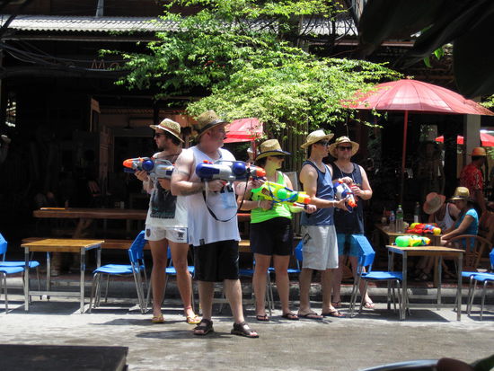 Es scheint so, dass Thailand für das Fest extra diese muskulöse und bis unter die Zähne bewaffnete Söldnertruppe eingeflogen hat. Aber mit so Water Pumpguns läuft hier auch jeder herum. Besonders die Touristen natürlich, die es gerne auch damit fast schon wieder übertreiben.
