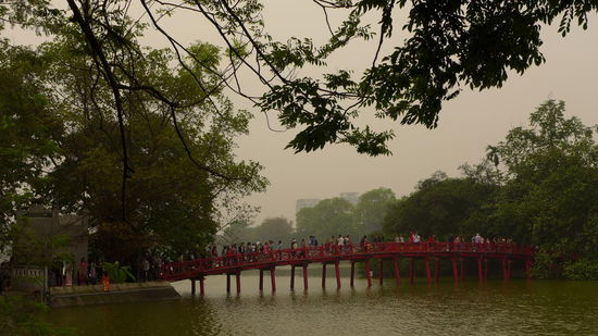 Die Huc-Bruecke zum Ngoc-Son-Tempel ist schon morgens gut begangen. Im Hoan-Kiem-See (eigentlich ein etwas groesserer Tuempel) soll es 2 Meter lange Schildkroeten geben!