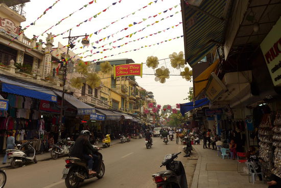 Auf der Hang-Ngang-Strasse warten die Besitzer von x Laeden bereits begierig auf den Touristen. Leider sind die meisten der angebotenen Klamotten derart 08/15, dass man die nicht einmal geschenkt nehmen wuerde.