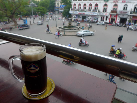 Am Cau-Go-Platz kann man sich in ein Dachterrassen-Cafe oder in die Legend Beer-Lokalbrauerei setzen. Das Verkehrschaos, dass man von dort schoen beobachten kann, ist bezeichnend fuer Hanoi. Irgendwie funktioniert es aber doch...