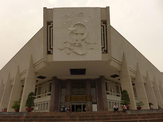 Zum grazioesen Stil der Bauwerke hier habe ich ja oben schon etwas gesagt. Dies hier ist das Ho Chi Minh-Museum.