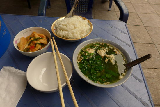 Sehr mutig! Das Mittagessen am Strassenstand. Keine Ahnung was das ist. Spaeter gab es noch was Fritiertes mit frischen Kraeutern. Ausserdem ein Fruechteensemble bestehend aus einer Durian und Mangostanen. Keine Ahnung, was mein Magen dazu sagen wird...