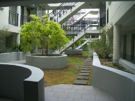 der Innenraum des Apartmentgebaeudes, wo ich nun wohne...auf der rechten Seite unten ist unsere Wohnung