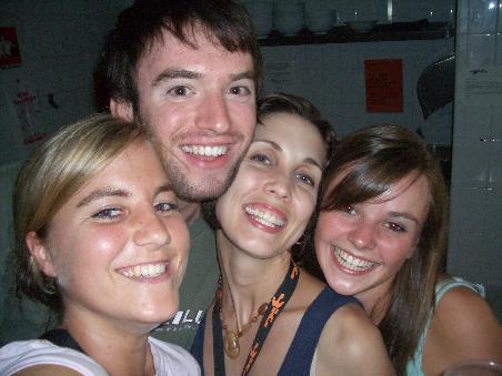 auf der "Mardi Gras"-Party im Hostel...von links: Chris (Schottland), Kim (Kanada), ?? (England)