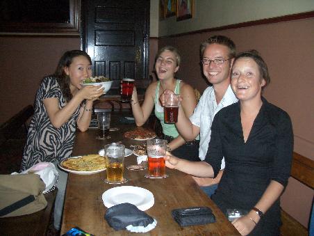 Nami, ich, Jake + Sarah...das Bier schmeckte eindeutig besser...
