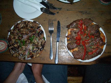 links = Enten-Pizza + rechts = Kaenguruh-Pizza...die rechte schmeckte auf jeden Fall so, wie sie aussieht!!!