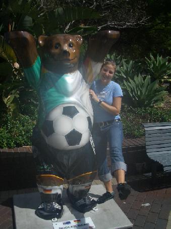 der "Soccer Bear" (links)