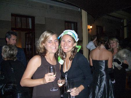 meine Arbeitskollegin Lucy und ich bei der Party