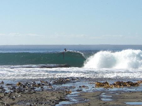 hohe Wellen und Surfer in Huskisson/Jervis Bay
