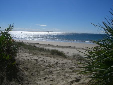 unser erstes Fruehstueck hatten wir an diesem Strand...
