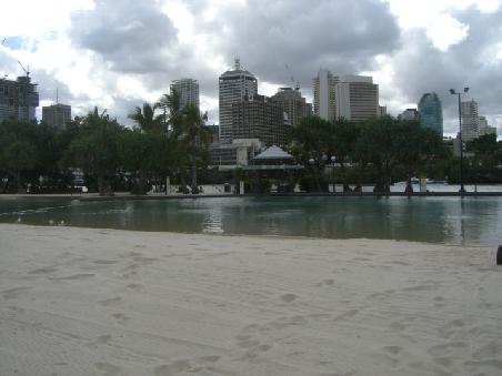 ein kuenstlich angelegter Strand am Fluss mitten in Brisbane