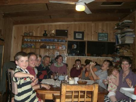 Das ist die Familie Dennis (leider ganz rechts nicht im Bild ist der 15 Monate alte Luke)