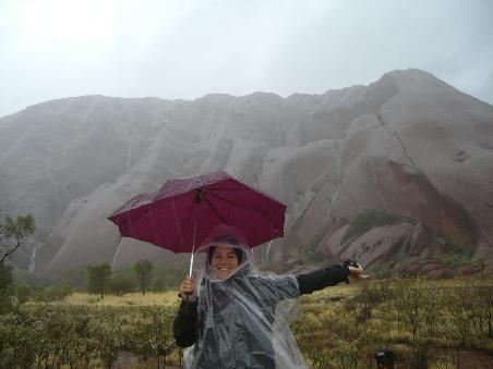 Ayers Rock im stroemenden Regen...aber sehr schoen diese Ponchos