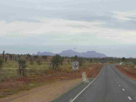 Die Olgas = Kata Tjuta
...wenn man genau hinsieht, sieht es aus wie Homer Simpson auf dem Ruecken liegend