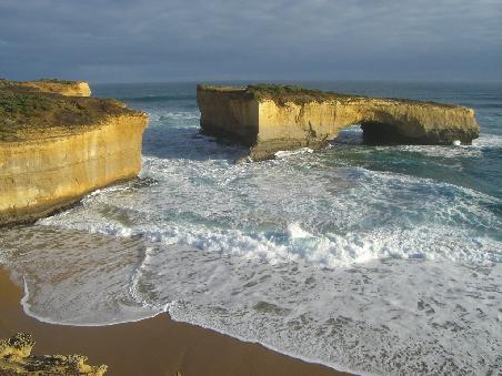 "London Bridge"... 1990 stuerzte der mittlere Teil der "Bruecke" ein