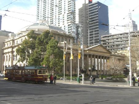 typisch Melbourne, alte Gebäude und die "free Tram"