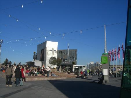 Federation Square: Informationszentrum, Kundtmuseen, Bars und Filmmuseum
