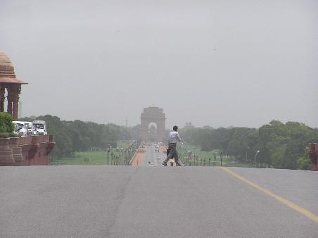 Das India Gate im Fernen.