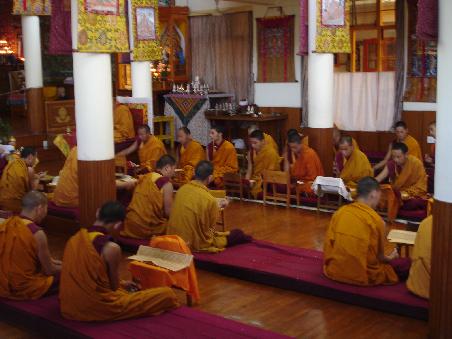 In Dharam Sala im Gebets - Saal der Mönche. War das schön anzuhören.
