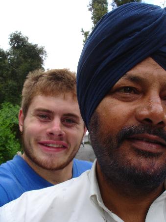 Den Weg von klein Tibet per Anhalter auf einer Vespa mit einem Sikh als Fahrer. Er ist Lehrer und möchte nur zu gern nach Deutschland reisen. An diesem Tag (Freitag) hatte er frei und hat sich ein wenig umgesehen. Welch ein Glück,he?
