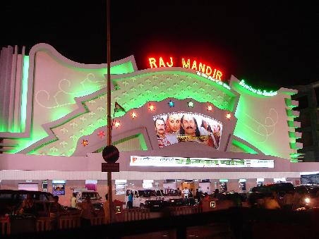 Raj Mandir, ein sehr schönes Kino. Mitten in Jaipur.