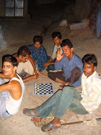 Spielende Männer am Abend vor dem Fort der blue city.