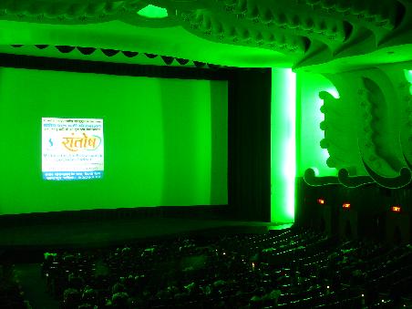 Mittendrin im Raj Mandir Kino.