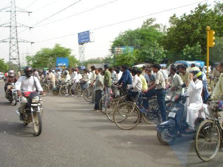 Fahrradverkehr mitten in Delhi. hihi