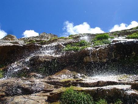 Auf ca.3800 Höhenmetern rießelt das Wasser die senkrechten Felsen hinunter. Eine herliche Erfrischung. (Die Camera hat sich gefreut )