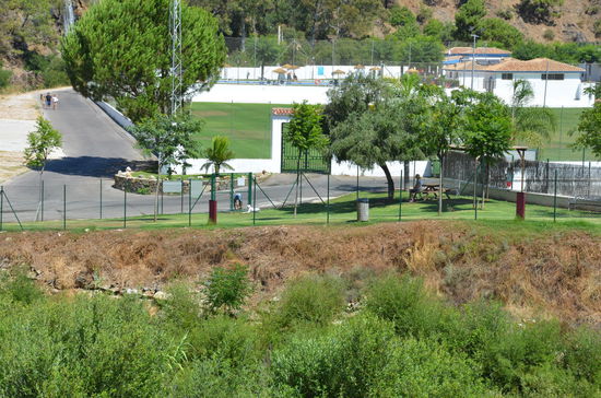 Der umzäunte Hundspielplatz von Benahavis - klasse Idee !