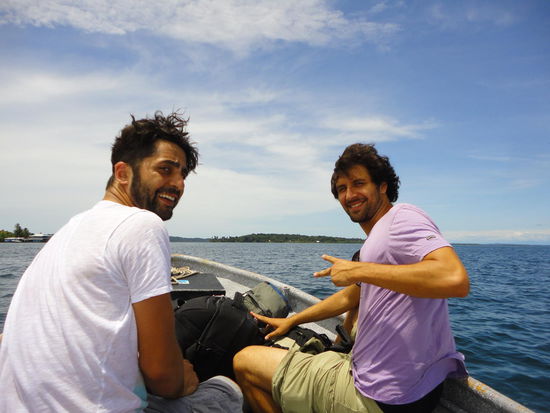 Mit den beiden Ärzten, Puri und Sü, auf dem Weg zur Insel mit dem Wassertaxi.
