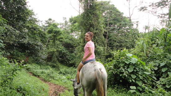 Nadja nutzt die Gelegenheit und reitet durch den Matsch