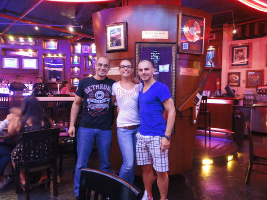 Mit Milton im Hard Rock Cafe Panama