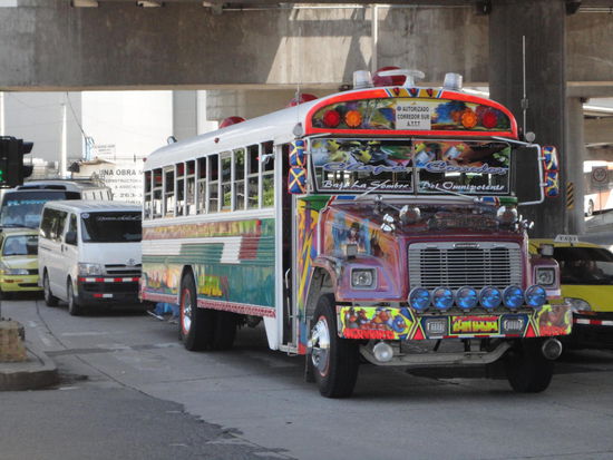 Die coolen mit Graffitis überladenen "Chicken"-Busse fahren die Leute parallel zum normalen Busnetz bei Salsamusik in jede Ecke der Stadt!