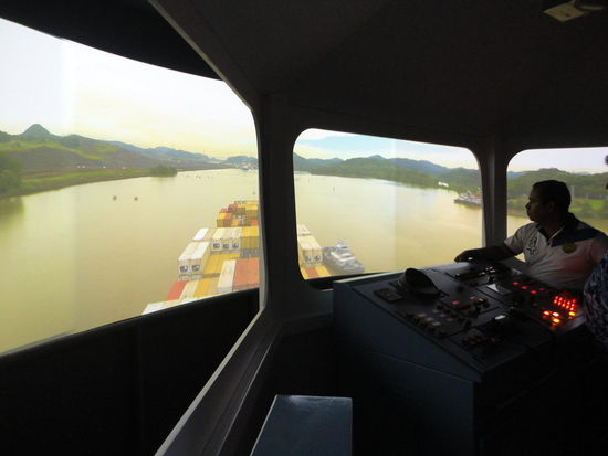 Hier steuern wir gerade ein Frachtschiff durch den Kanal...sieht echt aus oder?