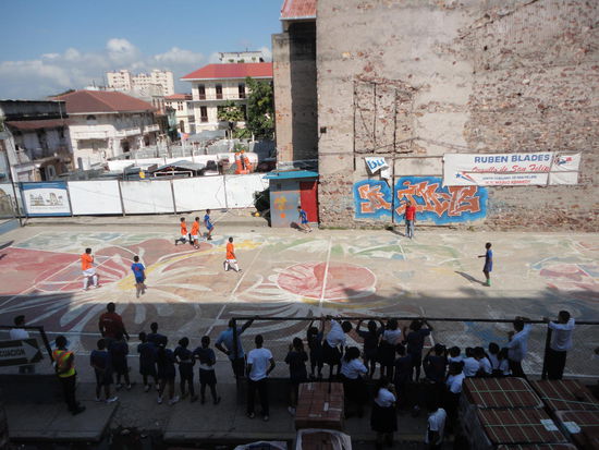 Der Fußballplatz direkt vor unserem Zimmer. Hier an einem Morgen während eines Fußballspiels zwischen zwei Schulmannschaften.