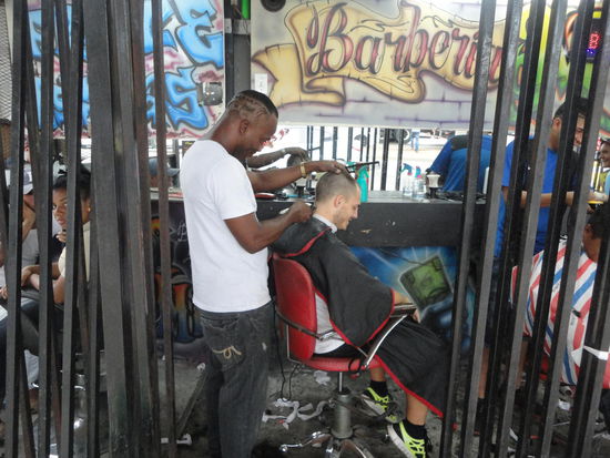 Mitten vor der Hauptstraße die offene (Outdoor) Barberia, wo sich Benjamin für 4 Dollar Haare und Bart stylen lässt mit einer Präzision, von der sich viele Friseure eine Scheibe abschneiden können.