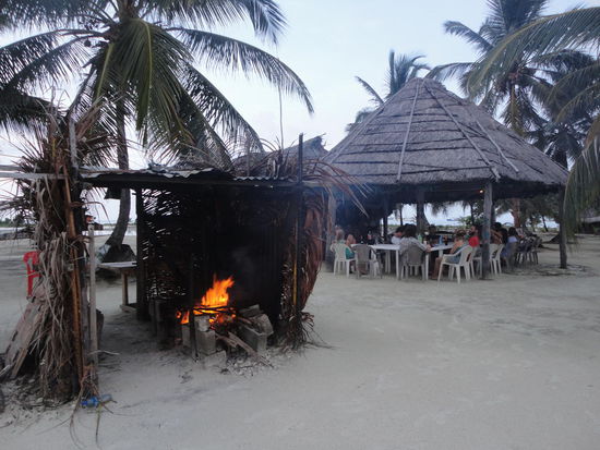 Beim Fischgrillen auf einer der Inseln