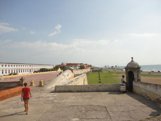 Historische Befestigungsmauer aus Korallstein, die viele Jahre lang von den Spaniern zum Schutz des reichen Cartagenas erbaut...
