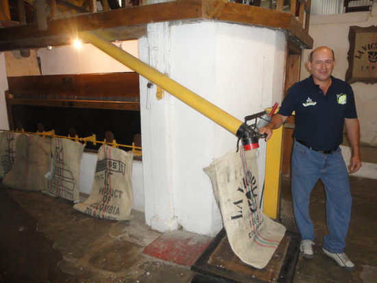Hier wird der noch ungeröstete Kaffee (geröstet wird immer erst im Verkaufsland) in die Säcke abgefüllt.