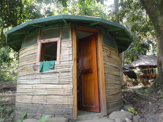 Die eine Nacht in diesem Luxusbungalow haben wir Benjamins Computerkenntnissen zu verdanken. Die anderen nächtigten wir in der offenen Mehrbettüberdachung rechts hinten im Bild.