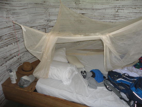 Innenleben des Bungalows, war eher ungemütlich und eng. Die Mehrbettüberdachung war mehr unser Ding.