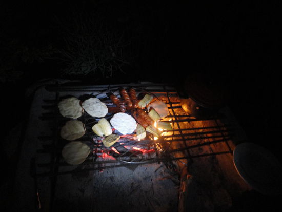 Feines Abendessen: Arepas (Maismehlfladen), Kochbananen, Chorizos, Gemüse und als Dessert ein Arepa mit Nutella. Nein Mami, Ben will immer Nutella kaufen!