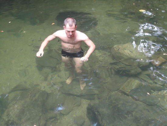 Immer mal wieder eine Abkühlung im frischen klaren Wasser nehmen...hier mit hunderten neugierigen Fischen, die an einem rumknabbern.