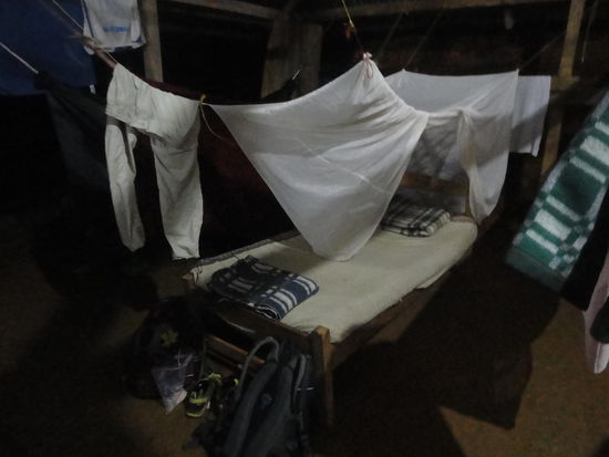 Das einzige Bett zwischen ca. 100 Hängematten, welches sich Benjamin aufgrund seines Problems mit seiner Halswirbelsäule rechtzeitig sichern konnte.