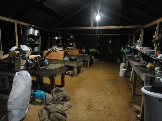 Die große Outdoor-Küche mit mehreren Feuerstellen.