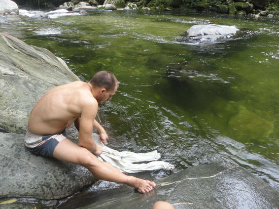 Hier wird noch ganz urtypisch nach indigenem Stil gewaschen.