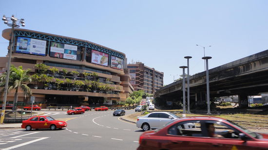 Ein großer Kreisverkehr ohne Ampeln mit vielen verrückten Busfahrern. Große Herausforderung, diesen zu Fuß zu überqueren.