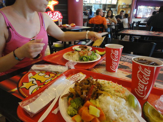 Traditionelles Essen in Costa Rica. Hier in einer modernen Mall bei San Pedro, wo vor allem die Einheimischen in der Mittagszeit ihr Essen genießen.